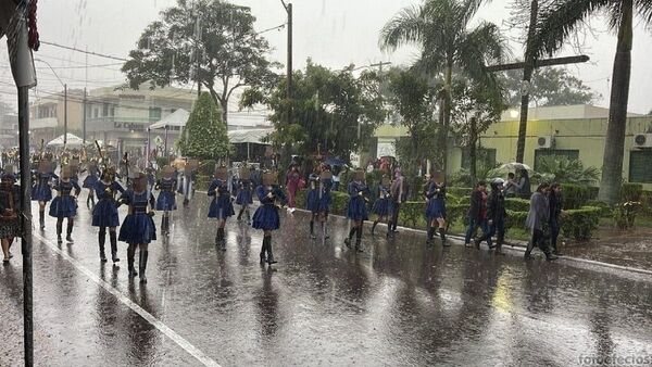 MEC dispone una investigación tras criticado desfile bajo lluvia en Amambay