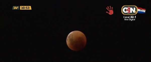 Eclipse lunar en cielo asunceno - C9N