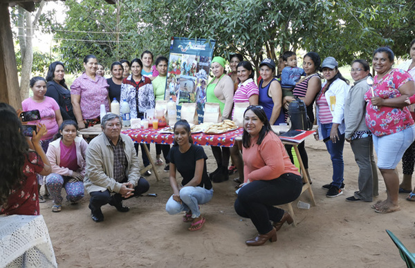 Jefas de hogar de Juan de Mena preparan alimentos a base de soja