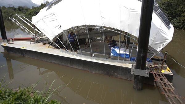 Rueda completamente sostenible recoge basura flotante en Panamá