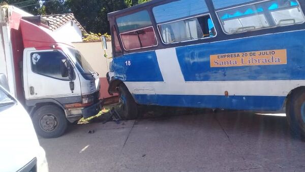 Bus chatarra causa accidente tras fallas, un transeúnte fue afectado