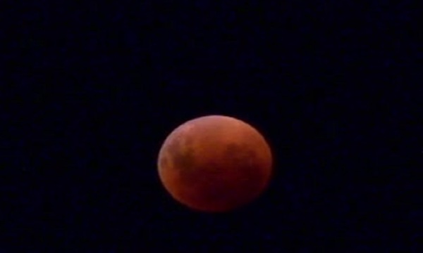 Eclipse lunar en cielo asunceno - SNT