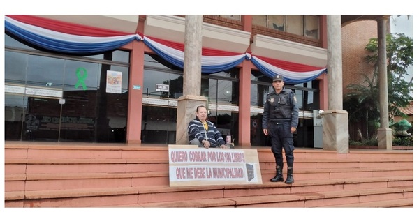 Escritor se encadena frente a municipalidad de Hernandarias en reclamo de deuda
