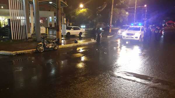 Motociclista embiste a dos agentes de tránsito en Encarnación