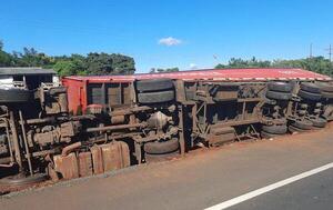 Aparatoso vuelco de camión de gran porte en Coronel Oviedo – Prensa 5