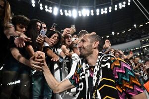 Chiellini se despide de los ’tifosi’ de la Juventus - Fútbol - ABC Color