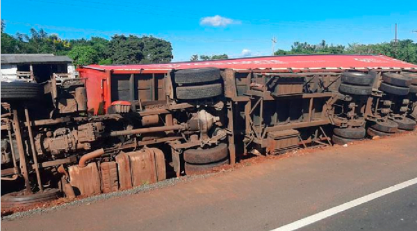 Camión de gran porte vuelca en Coronel Oviedo - Noticiero Paraguay