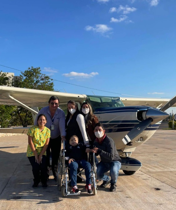 ¡Emotivo! Niño con leucemia cumplió su sueño de volar