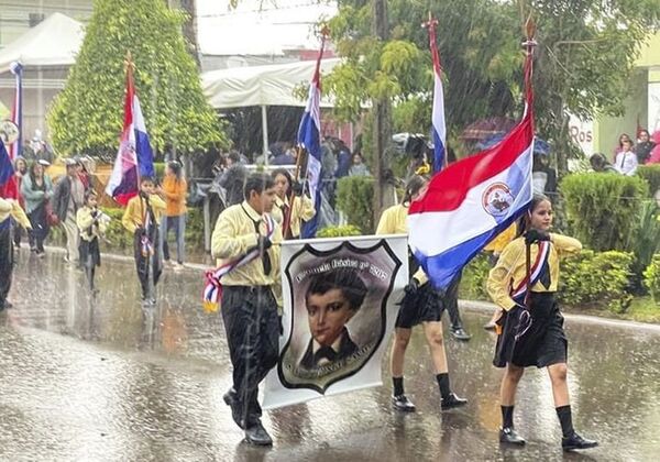 Desfile bajo la lluvia: Denuncian irresponsabilidad y solicitan investigación - Nacionales - ABC Color