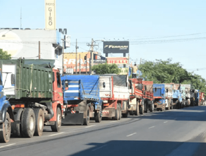 Camioneros anuncian manifestación al costado de las rutas · Radio Monumental 1080 AM