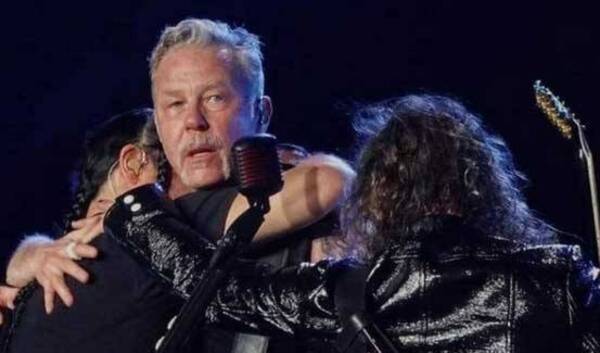 Crónica / [VÍDEO] "Sad but true..." Cantante de Metallica lloró en pleno escenario