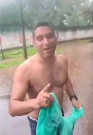 “No me quiero bañar”, la polémica protesta del diputado Jorge Brítez en calle inundada - Nacionales - ABC Color