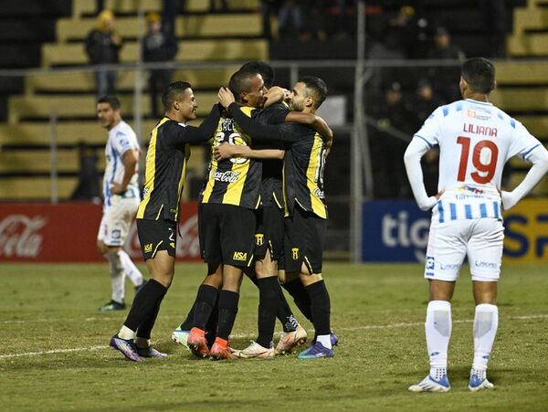 Guaraní vs. 12 de Octubre: goleada aurinegra en homenaje a Pecci - Fútbol - ABC Color