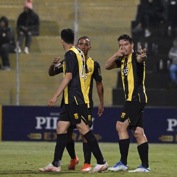 Goleada y tributo aurinegro en Dos Bocas  - Fútbol - ABC Color