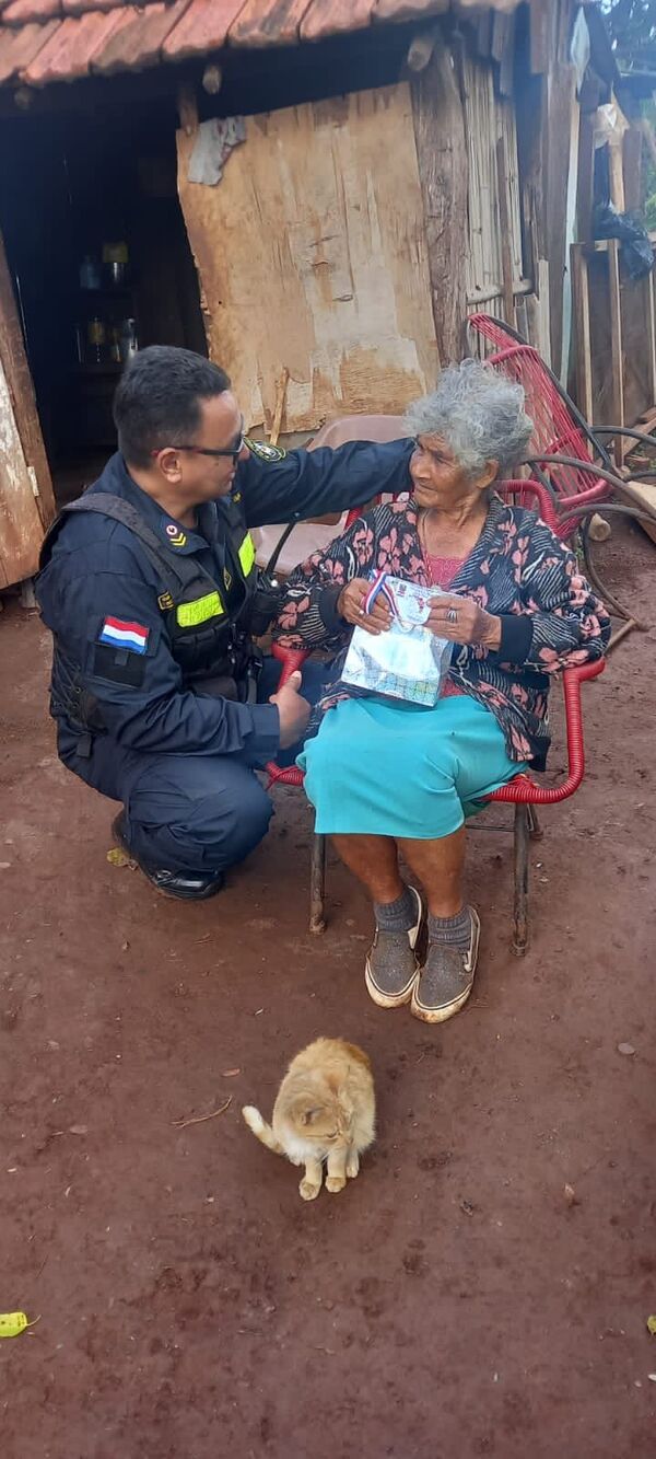 Gesto de amor y compromiso: Policía entregó obsequios a abuelitas por su día