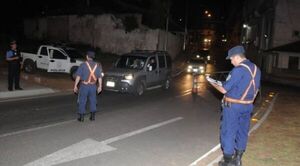 Procesan a ebrios que escaparon de una barrera y agredieron a un policía - Radio Imperio