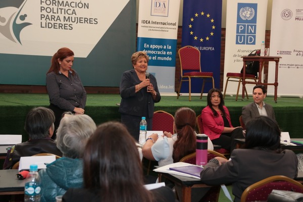 Mujeres líderes se instruyen sobre historia política del Paraguay y participación igualitaria - El Trueno