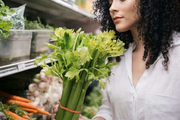 Beber jugo de apio en ayunas te brinda estos beneficios