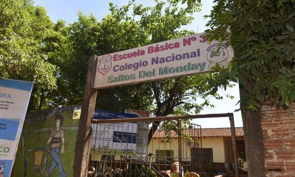 Un alumno ojepilla con machetillo en plena escuela