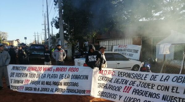 Unos 80 frentistas de Tres Bocas se movilizan exigiendo al MOPC el pago por indemnización