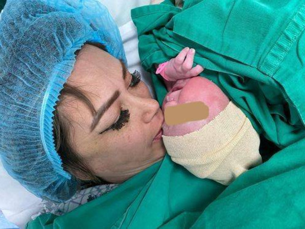 Crónica / [VÍDEO] ¡Leti Medina fue mamita a los 45 años!