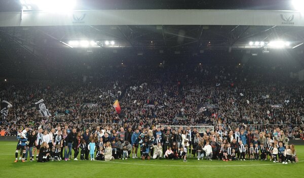 La ovación que se llevó 'Miggy' Almirón en la despedida del St James Park