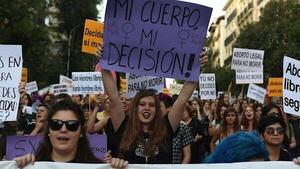 España: Impulsa proyecto de licencias laborales por dolores menstruales y ampliación del derecho al aborto en menores