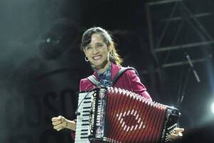 Crónica / Julieta Venegas, otra cantante más a la lista de los que se llegan