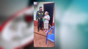Gesto de amor y compromiso: Policía entregó obsequios a abuelitas por su día