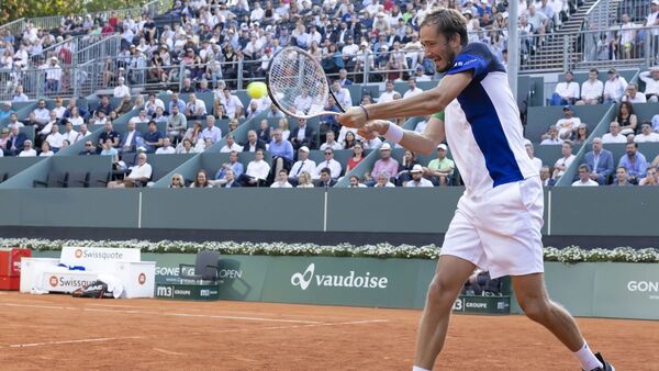 Medvedev regresa a las pistas con una derrota