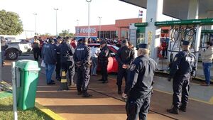 Matan a dos hombres en un surtidor