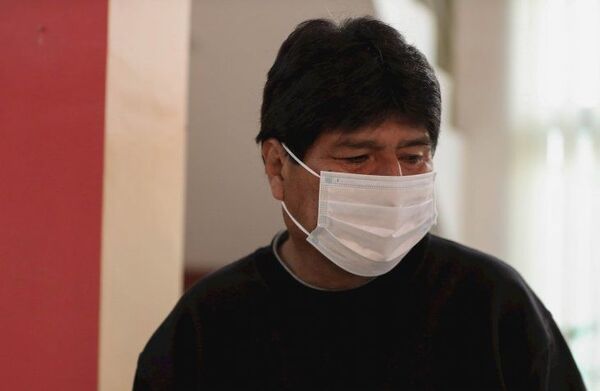 Polémica en Bolivia porque la hija de Evo Morales se vacunó antes de tiempo