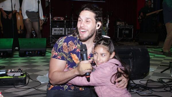 Néstor Ló emocionó a pequeña fanática en Pilar