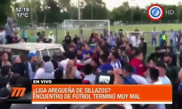 A los puños y patadas tras partido de fútbol en Liga Aregueña - PARAGUAYPE.COM