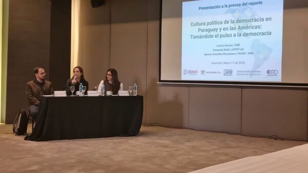 Tres de cada cuatro paraguayos creen que los políticos son corruptos