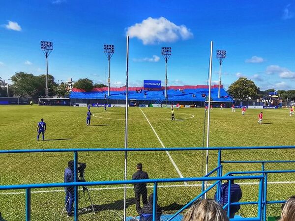 Independiente-Colegiales, suspendido por falta de ambulancia - Fútbol de Intermedia - ABC Color