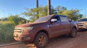 Crónica / Macoñeros abandonan dos camionetas repletas de "merca"