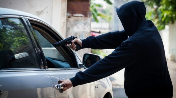 Delincuentes los llevaron hasta un descampado y les robaron la camioneta