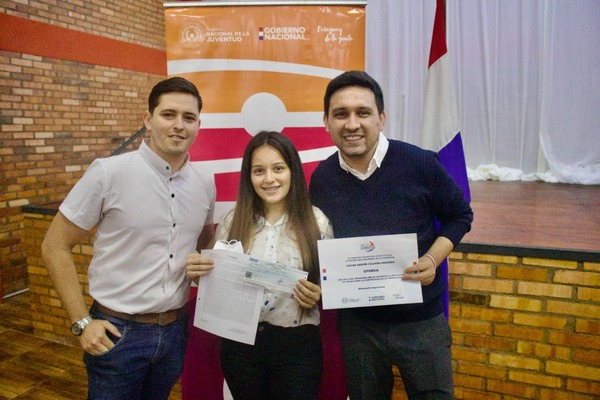 Diario HOY | Dan a conocer lista de jóvenes universitarios cuyas becas serán renovadas