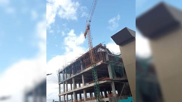 Se desplomó hormigón y cayeron del tercer piso