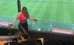Crónica / ¡Apenami! la fanática que vio a Cerro desde los palcos voi en Uruguay