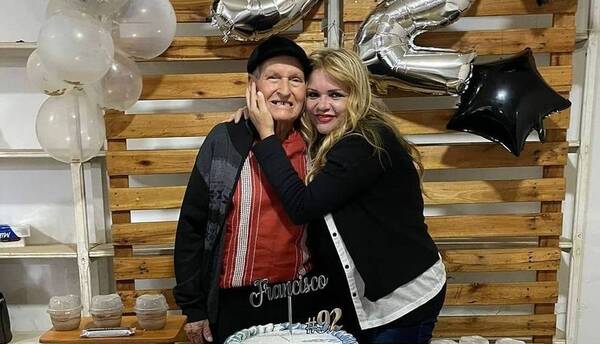 Crónica / Adela Mercado celebró el éxito de su papi de 92 pirulos