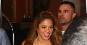 La Nación / Shakira deslumbra en Nueva York con un mini vestido rojo