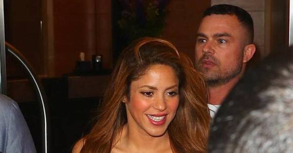 La Nación / Shakira deslumbra en Nueva York con un mini vestido rojo
