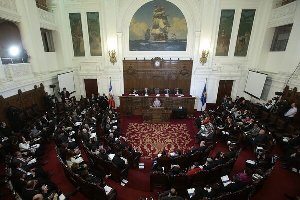 El Parlamento de Chile aprueba una histórica subida del 14,3 % en el salario mínimo - MarketData