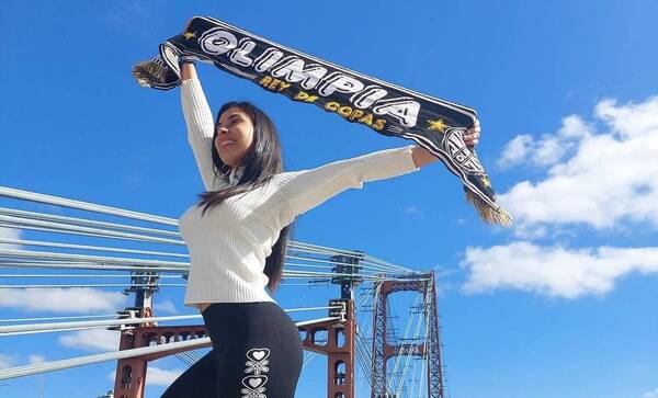 Crónica / (VIDEO) ¡Mirá cómo vibra con la hinchada la Madrina del Olimpia, en Santa Fe!