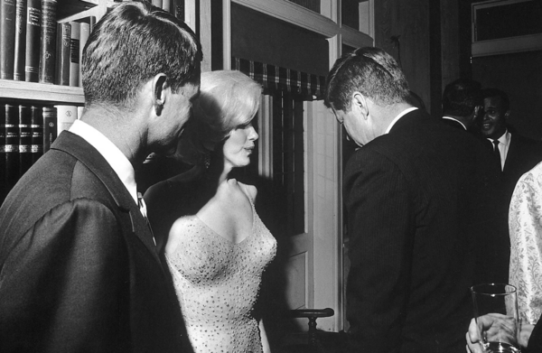 «Alimentar el ego y ser fotografiada»: críticas de profesionales a Kim Kardashian por vestido de Marilyn - SNT