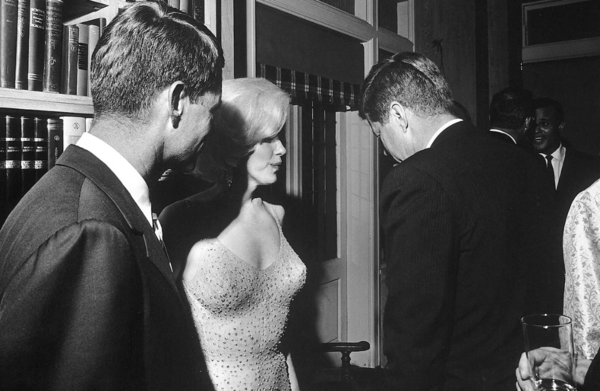«Alimentar el ego y ser fotografiada»: críticas de profesionales a Kim Kardashian por vestido de Marilyn - C9N
