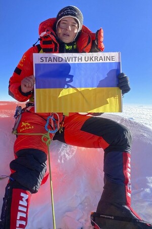 Diario HOY | Una bandera ucraniana llega a la cima del Everest