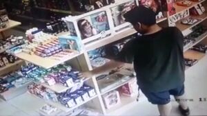 Denuncian a hombre que robó toallitas femeninas de un surtidor